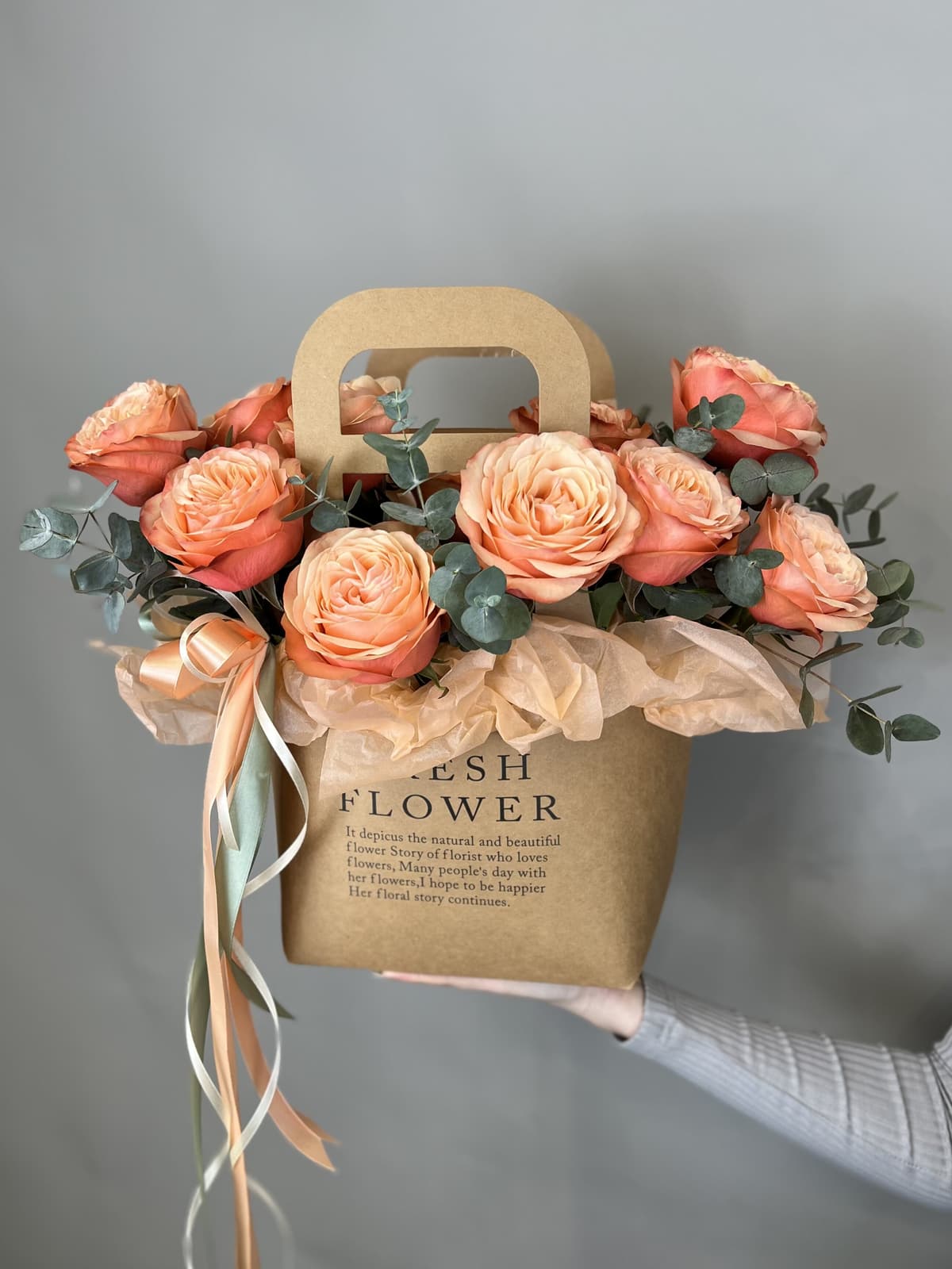 Красочная композиция из пионовидных роз "Apple pie"