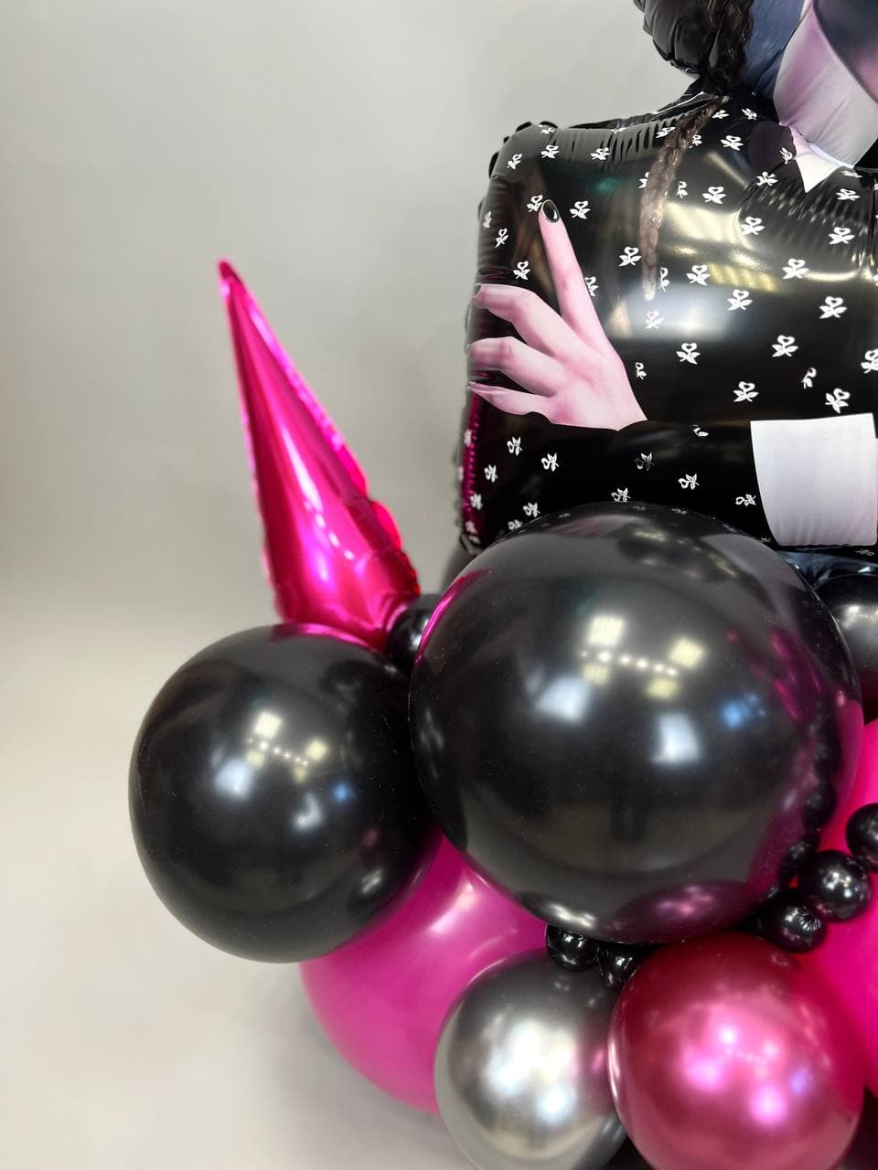 Композиция из шаров с воздухом «Девочка Уэнсдей»