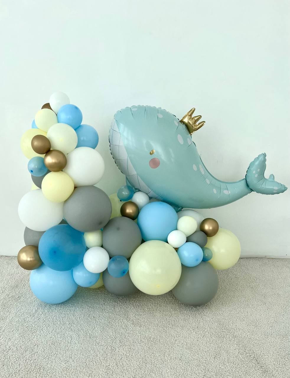 Композиция из шаров с воздухом «Голубой кит»