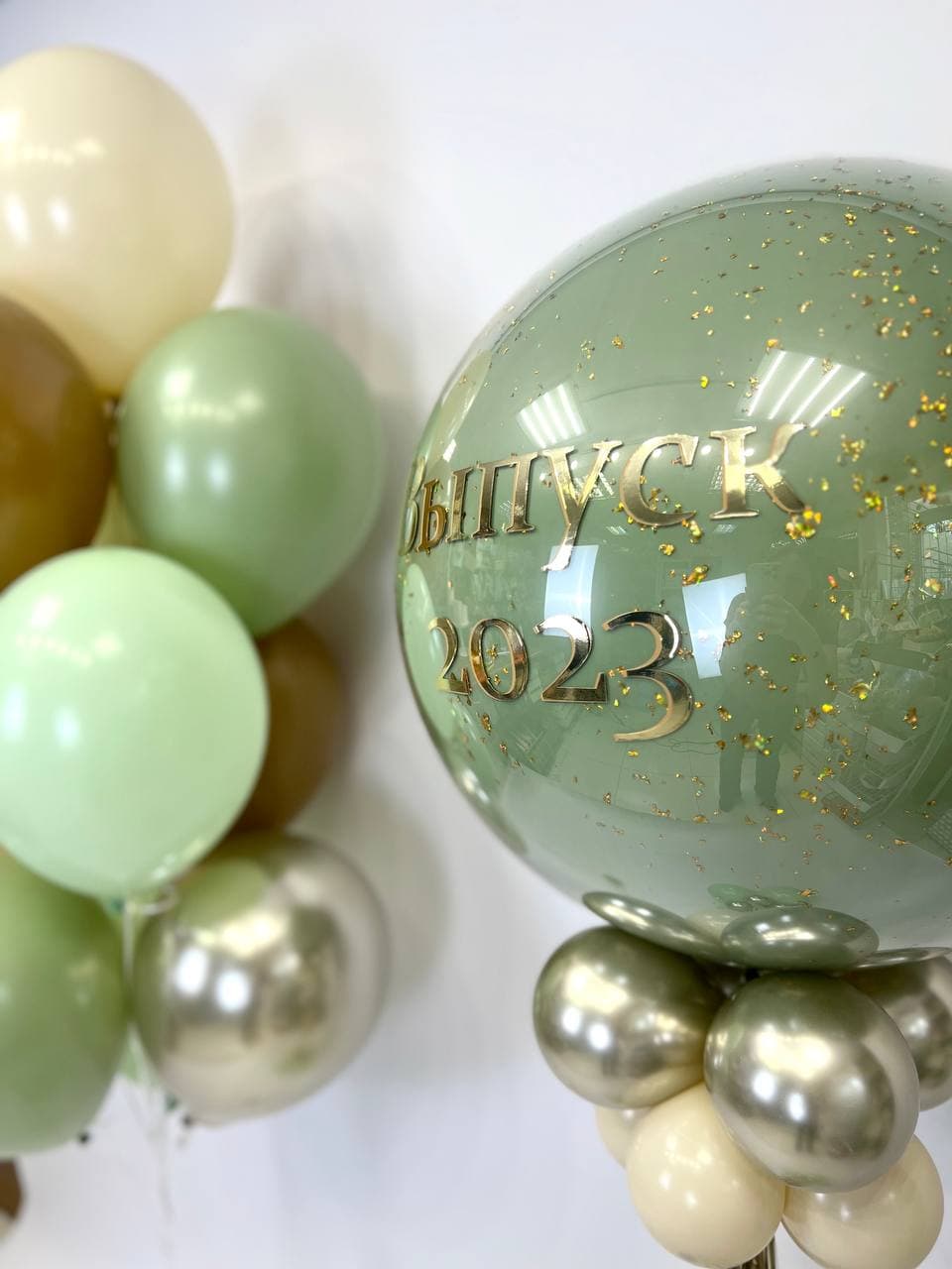 Композиция из шаров с воздухом «Стильный выпускной»