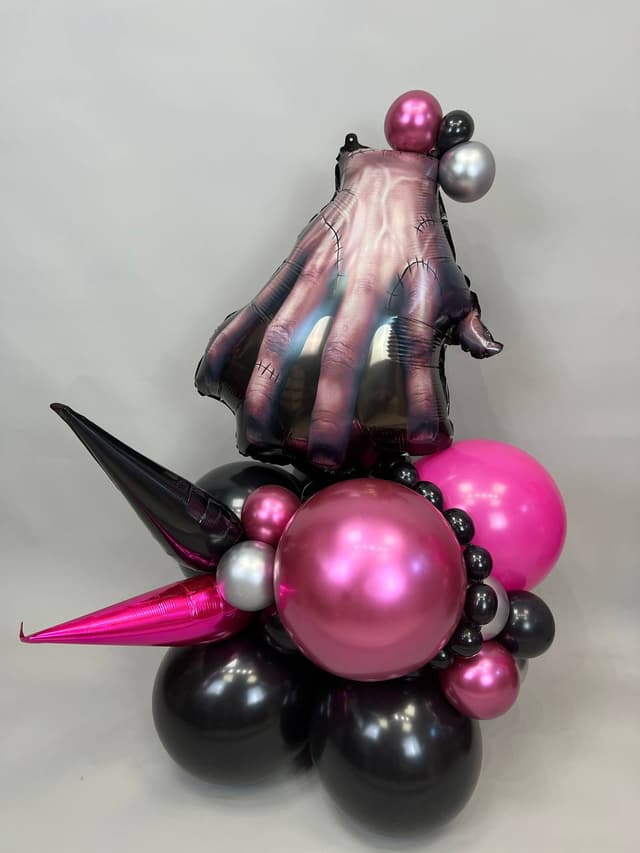 Композиция из шаров с воздухом «Вещь.Мрачная стори» Композиция из шаров с воздухом «Вещь.Мрачная стори»