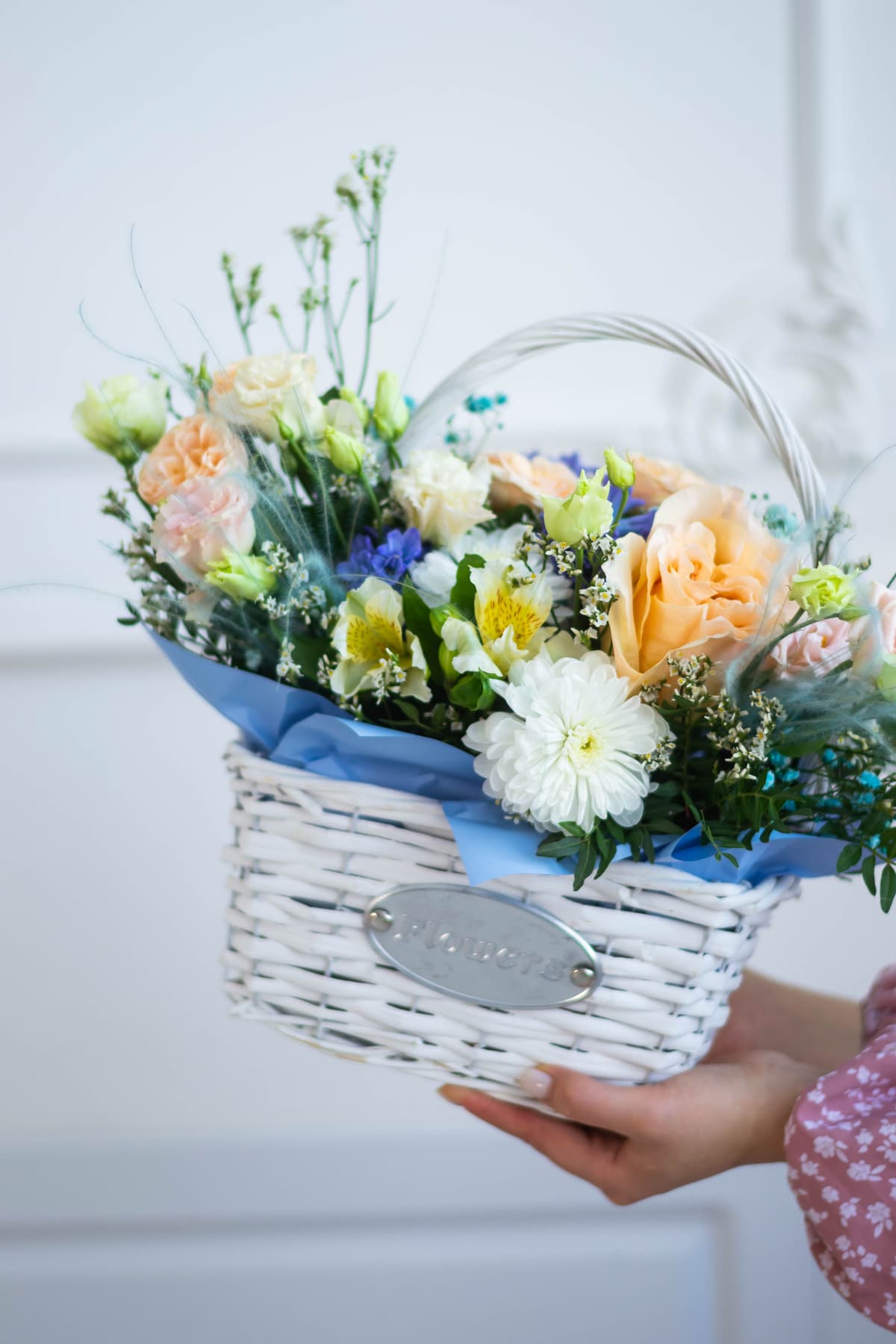 Весенняя композиция в корзине "Рассвет"