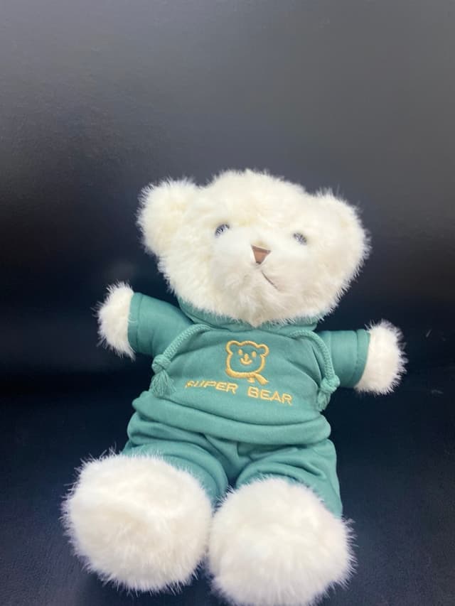 Мишка в зеленом костюме, белый Мишка в зеленом костюме, белый