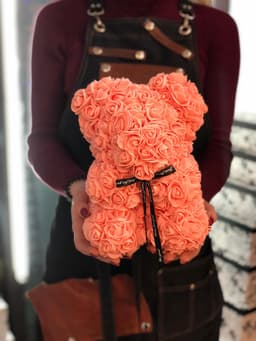 Мишка из роз персиковый 28 см + ПОДАРОК