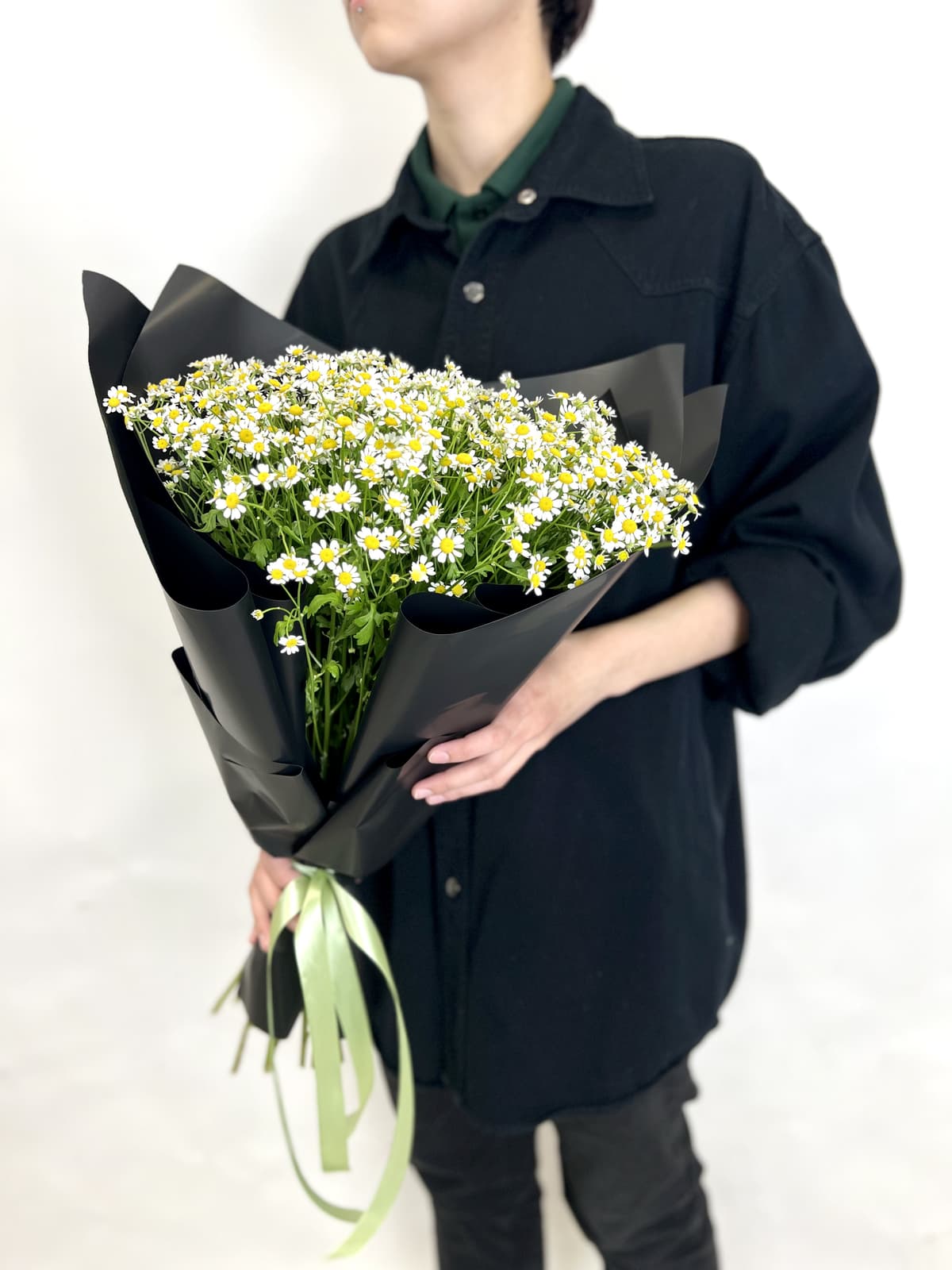 Моно букет из 17 Ромашек в матовой бумаге