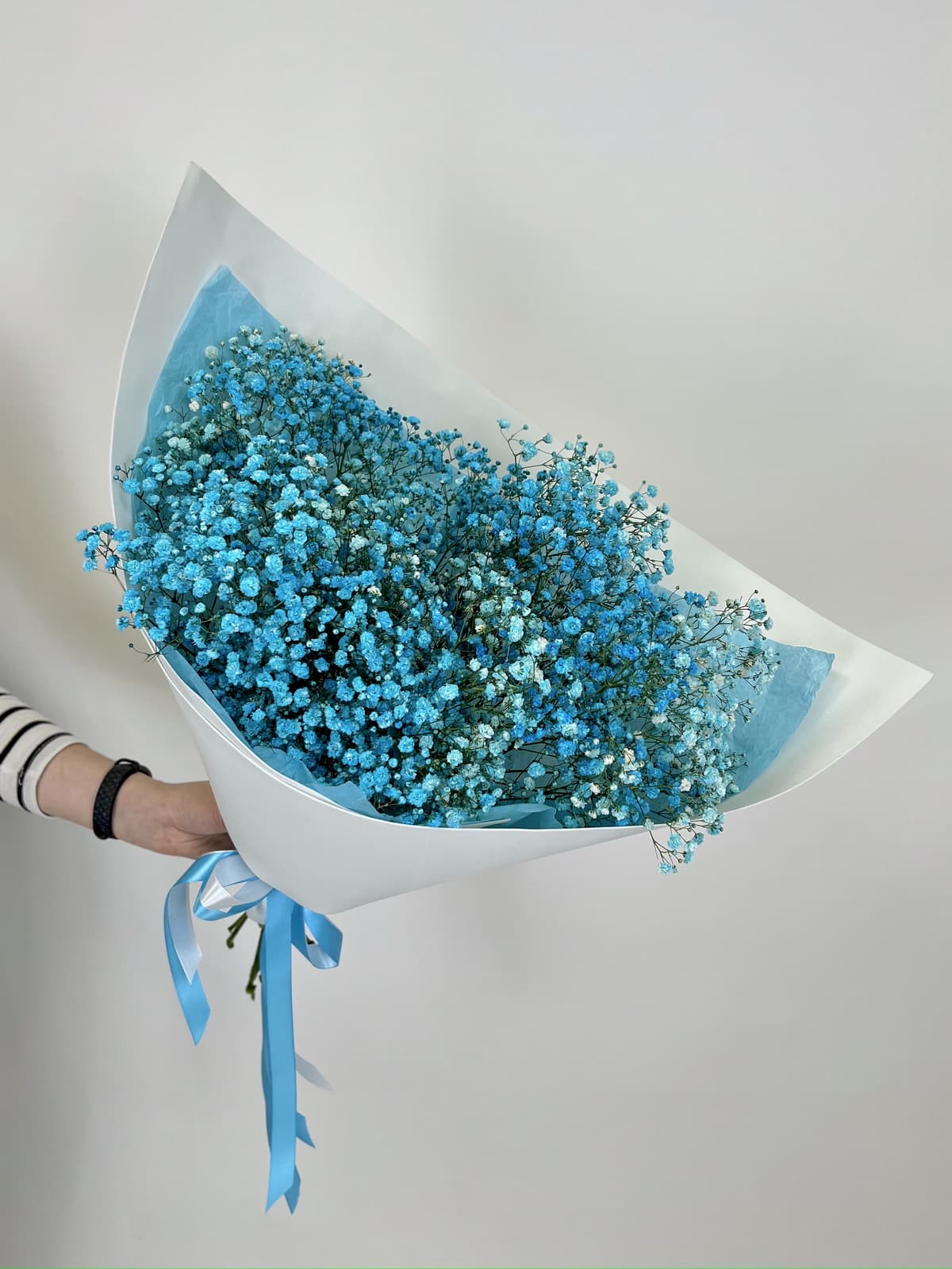 Моно букет из 9 голубых Гипсофил в фоамиране