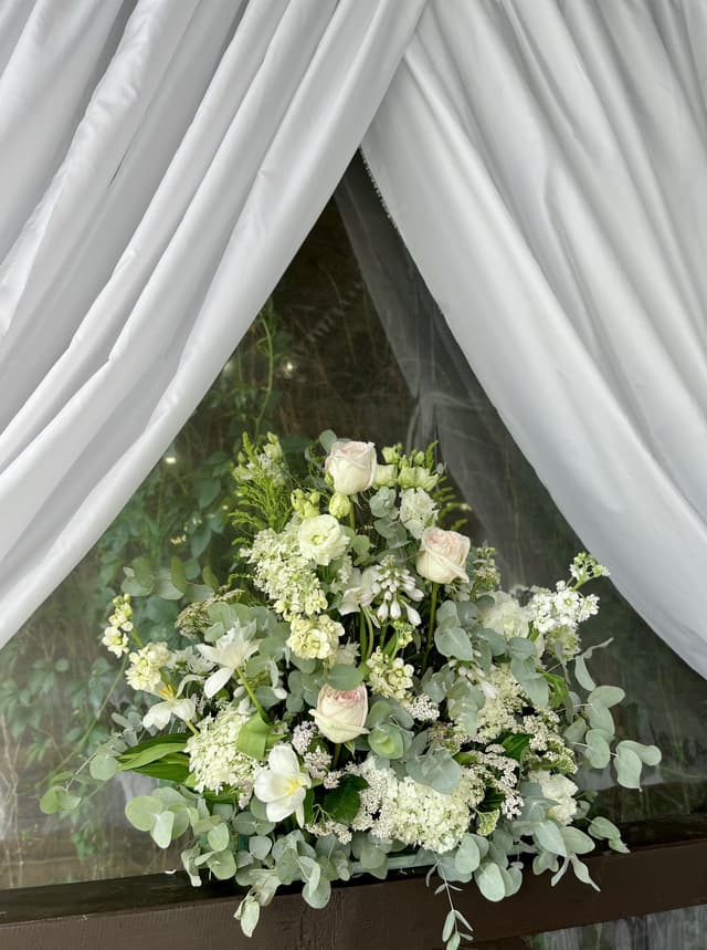 Напольная композиция из цветов «vanila wedding» Напольная композиция из цветов «vanila wedding»