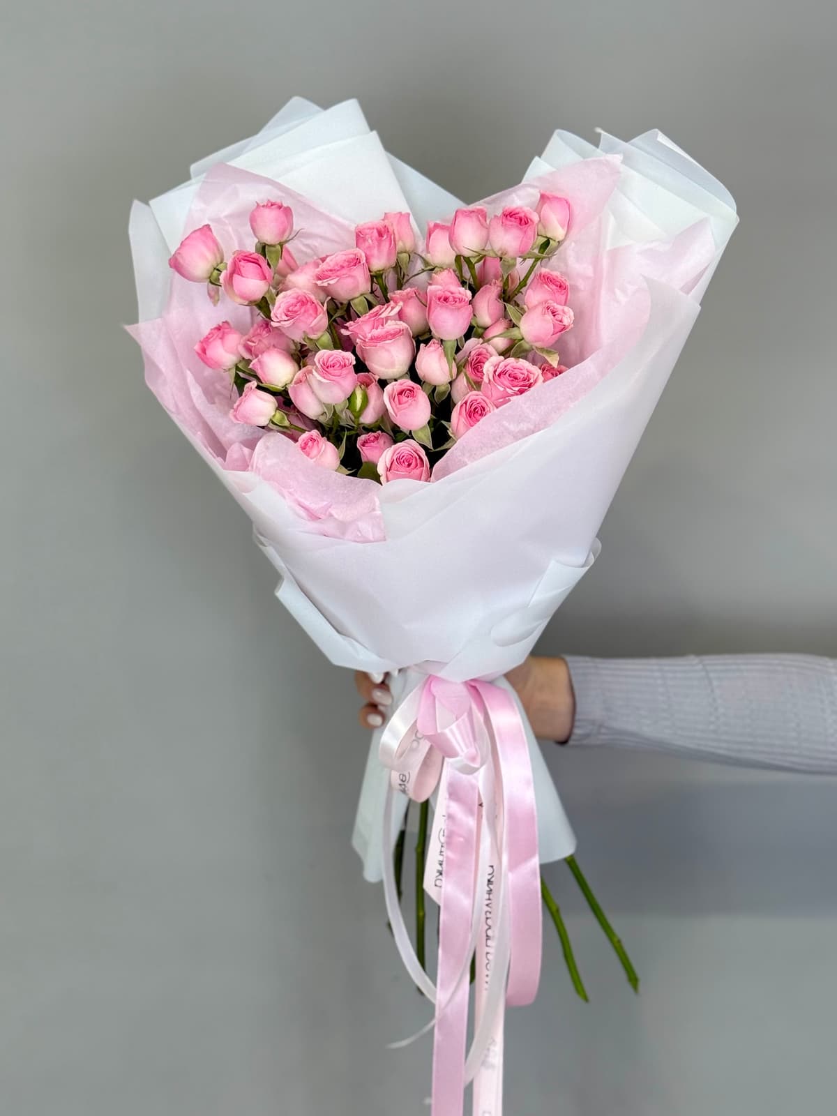Нежный букет из 7 розовых кустовых роз