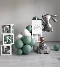 Оформление из шаров «One birthday »