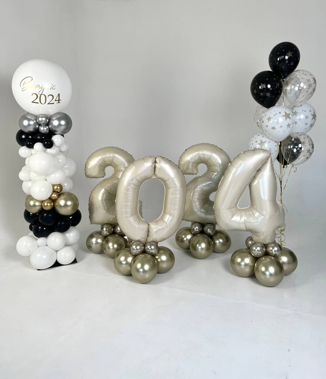 Оформление из шаров «Выпускной в классическом сочетании»