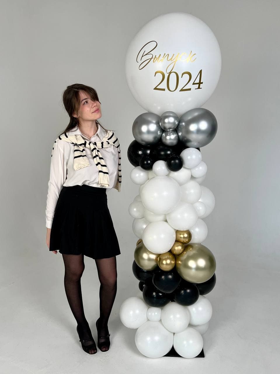 Оформление из шаров «Выпускной в классическом сочетании»