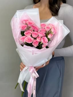 Оригинальный букет из 5 розовых кустовых роз