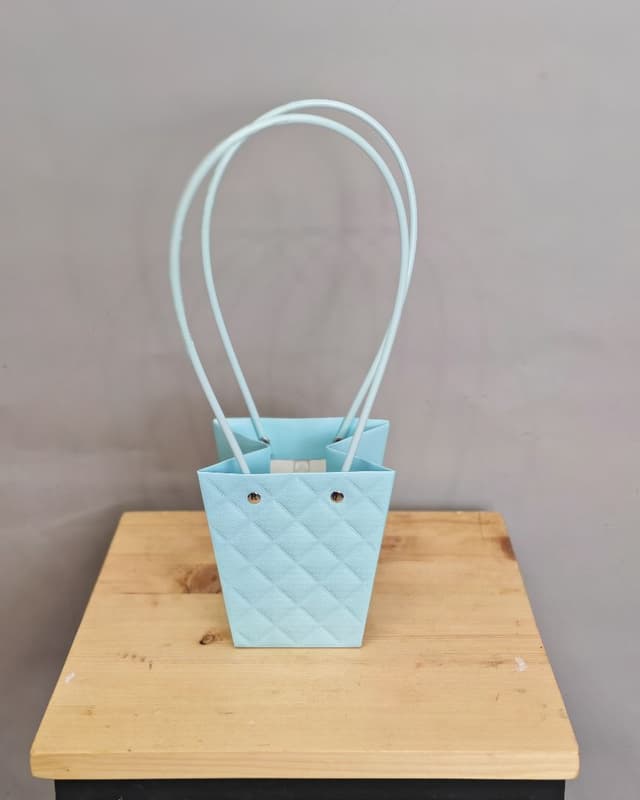 Пакет под цветы 12,5*12*8 см Конус голубой с пластиковой ручкой Пакет под цветы 12,5*12*8 см Конус голубой с пластиковой ручкой