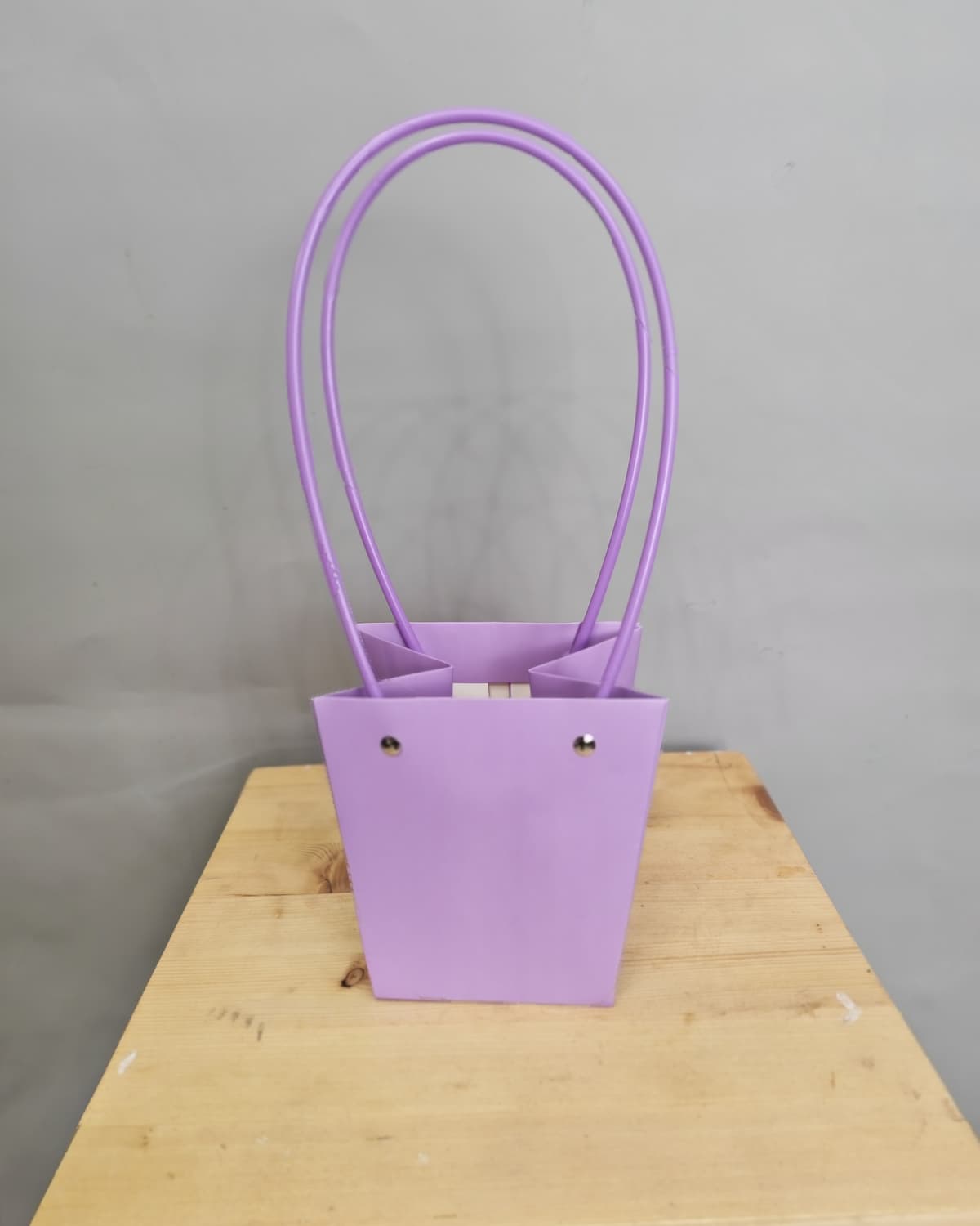 Пакет под цветы 13*13*9,5 см Конус сиреневый с пластиковой ручкой