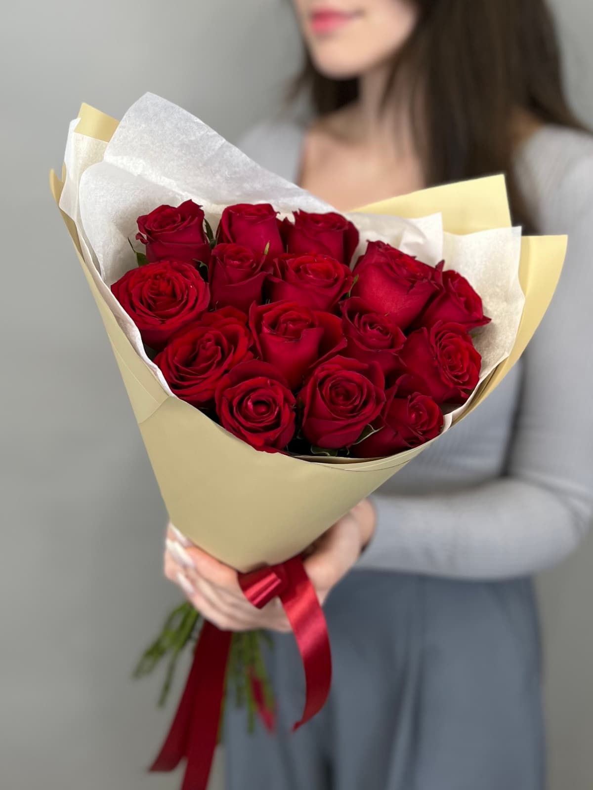 Праздничный букет из 15 красных роз Кения 35-40см в матовой бумаге