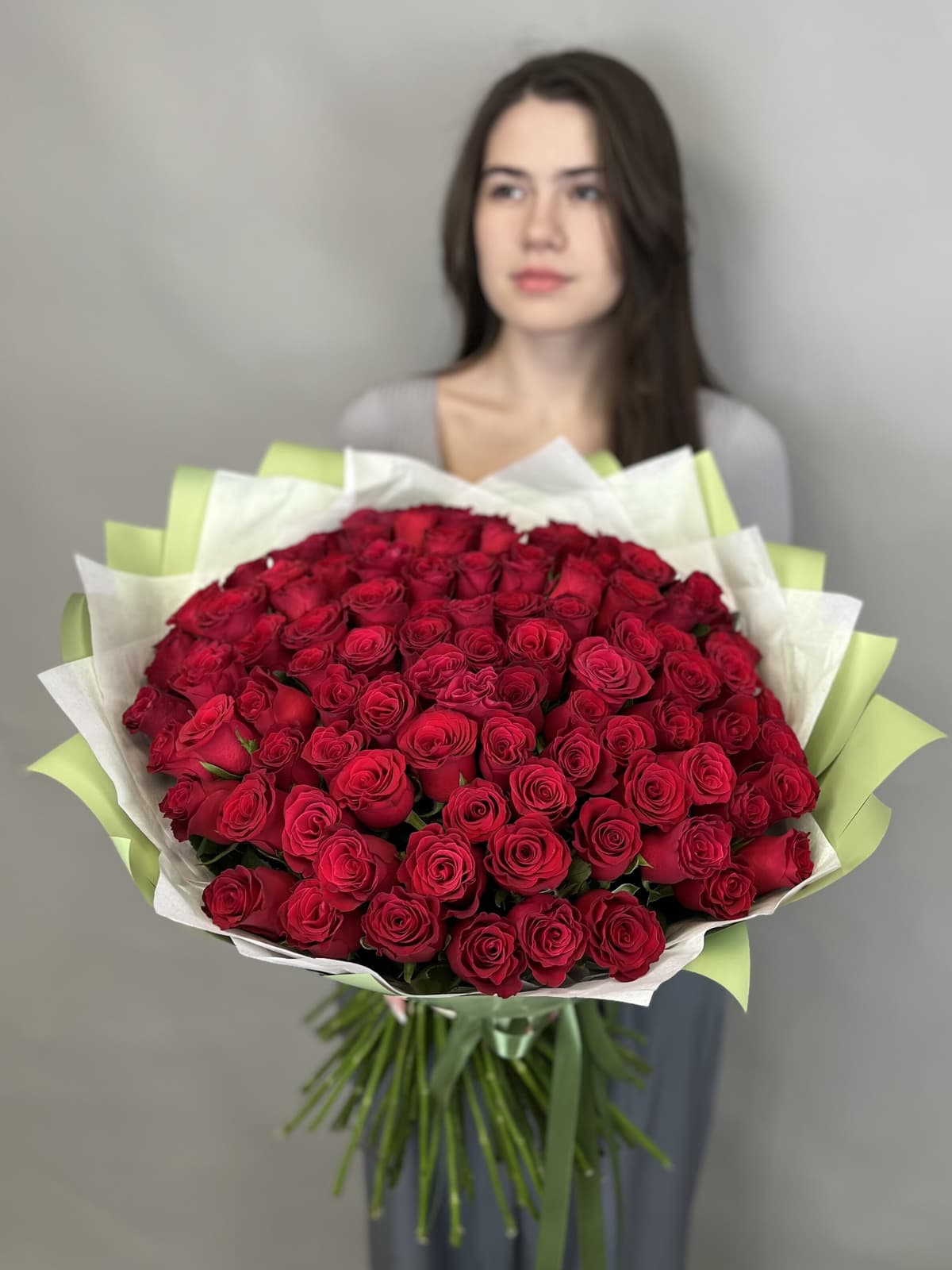 Роскошный букет из 101 стандартной красной розы в упаковке