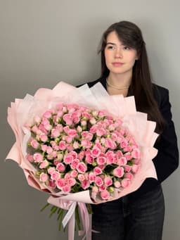 Роскошный букет из 51шт розовых кустовых роз