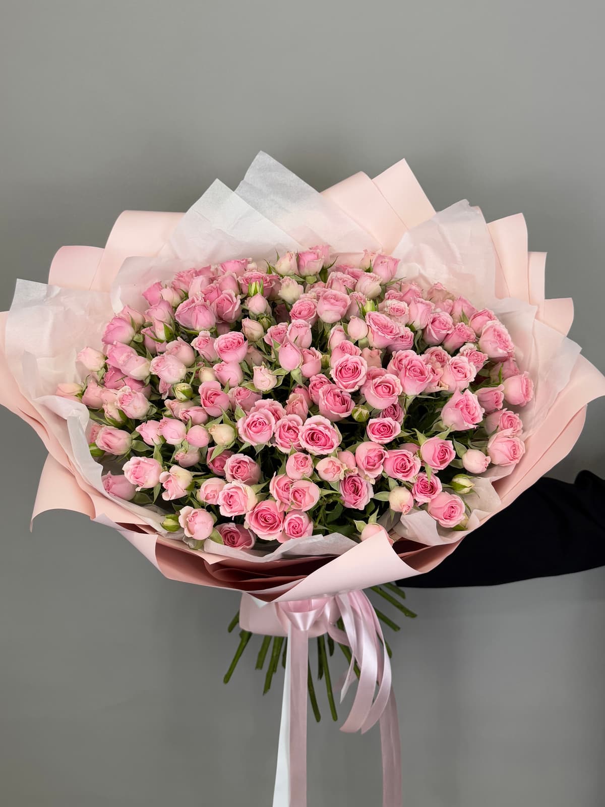 Роскошный букет из 51шт розовых кустовых роз