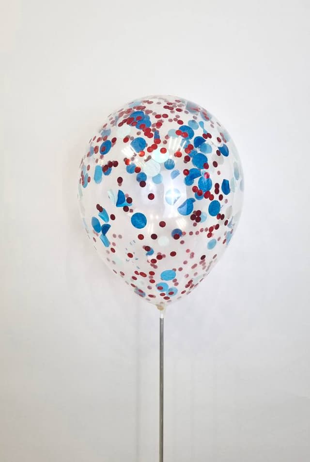 Шарик с круглым конфетти (красное и голубое) Шарик с круглым конфетти (красное и голубое)