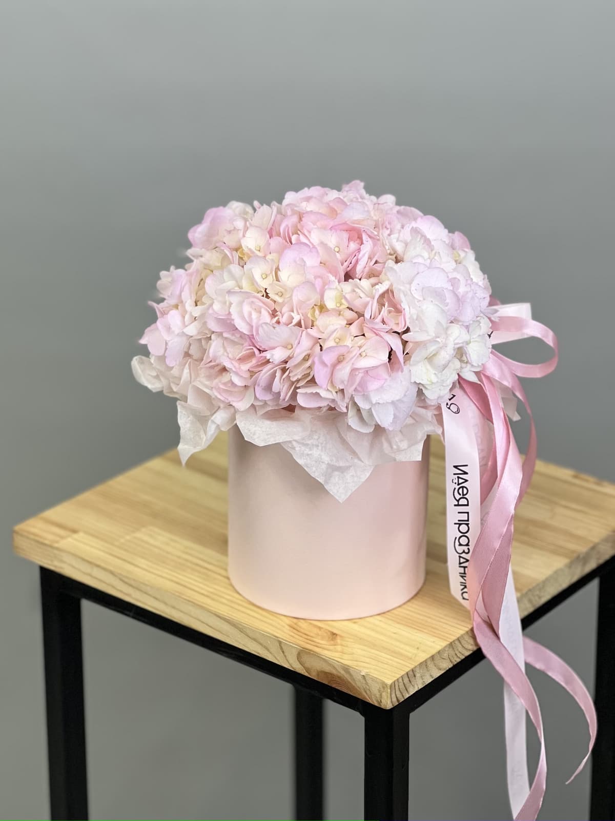 Шикарная розовая гортензия в шляпной коробке