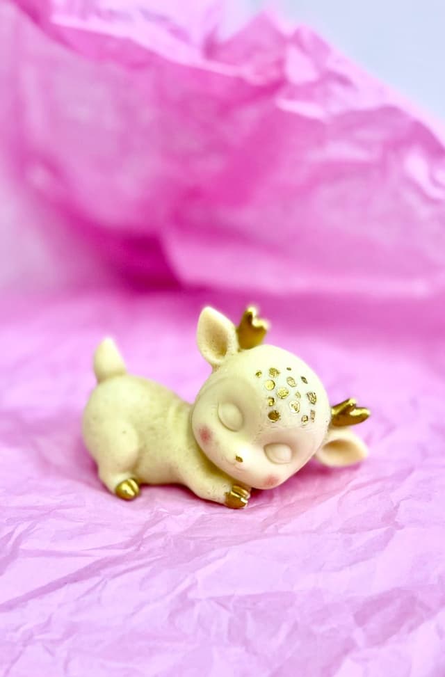 Шоколадная фигура "Оленёнок", белая в ассортименте Шоколадная фигура "Оленёнок", белая в ассортименте