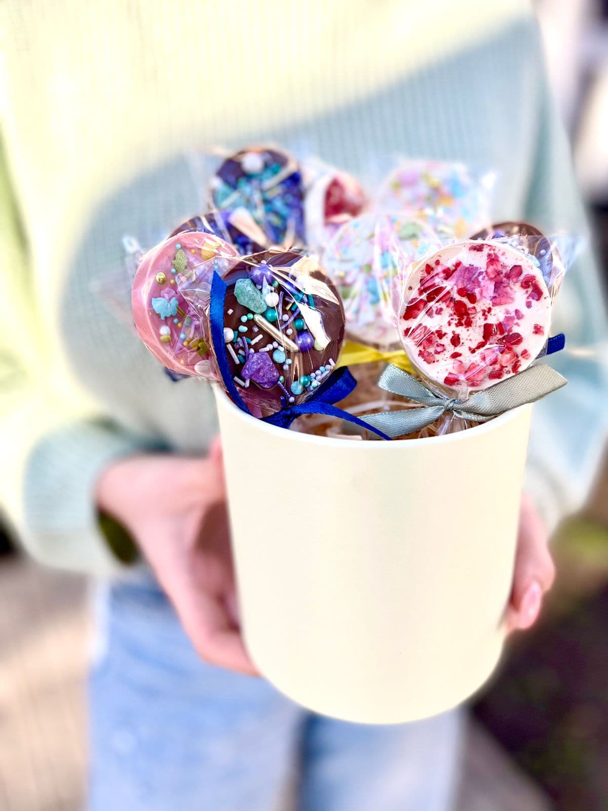 Шоколадный леденец 21 гр, белый с сублим. ягодами/фруктами