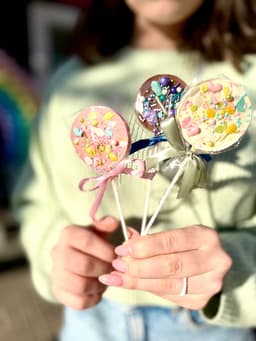 Шоколадный леденец 21 гр, клубничный с сублим. ягодами/фруктами