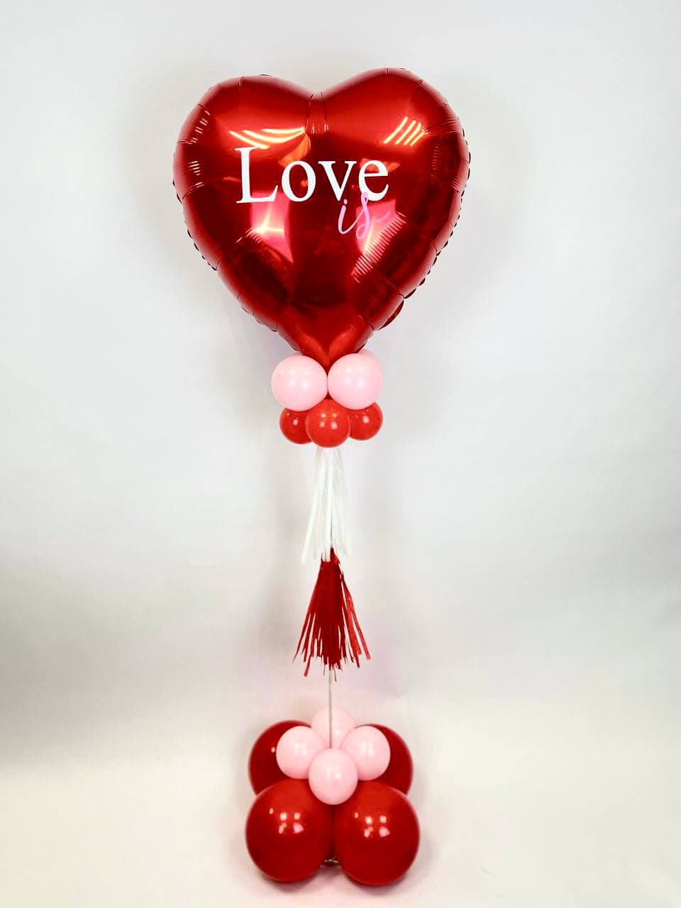 Стойка из шаров с воздухом «Love is»