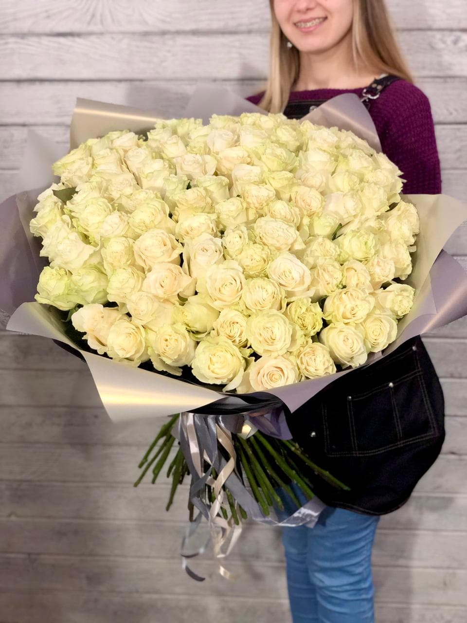 Стильный букет из 101 белой Розы Эквадор в матовой бумаге 70 см