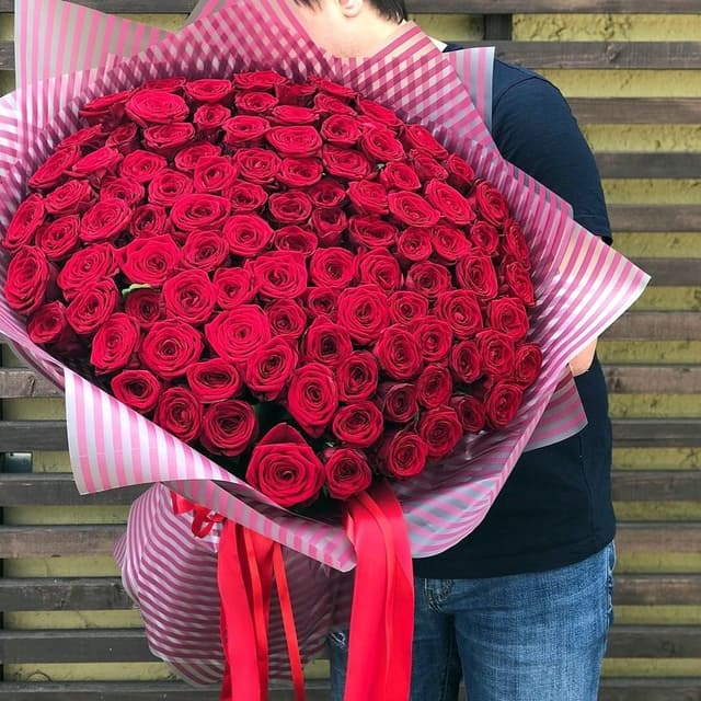 Классический букет из 101 красной Розы Эквадор в матовой бумаге 60 см Классический букет из 101 красной Розы Эквадор в матовой бумаге 60 см