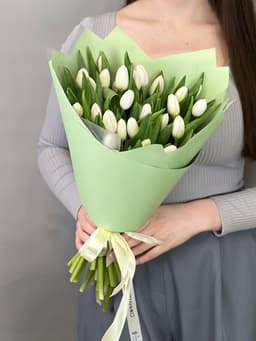 Нежный букет из 25 белых тюльпанов