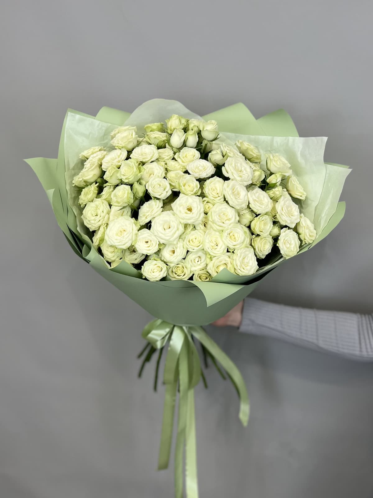 Популярный букет из 25 белых кустовых роз