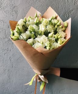 Красочный букет из 25 Эустом в крафте