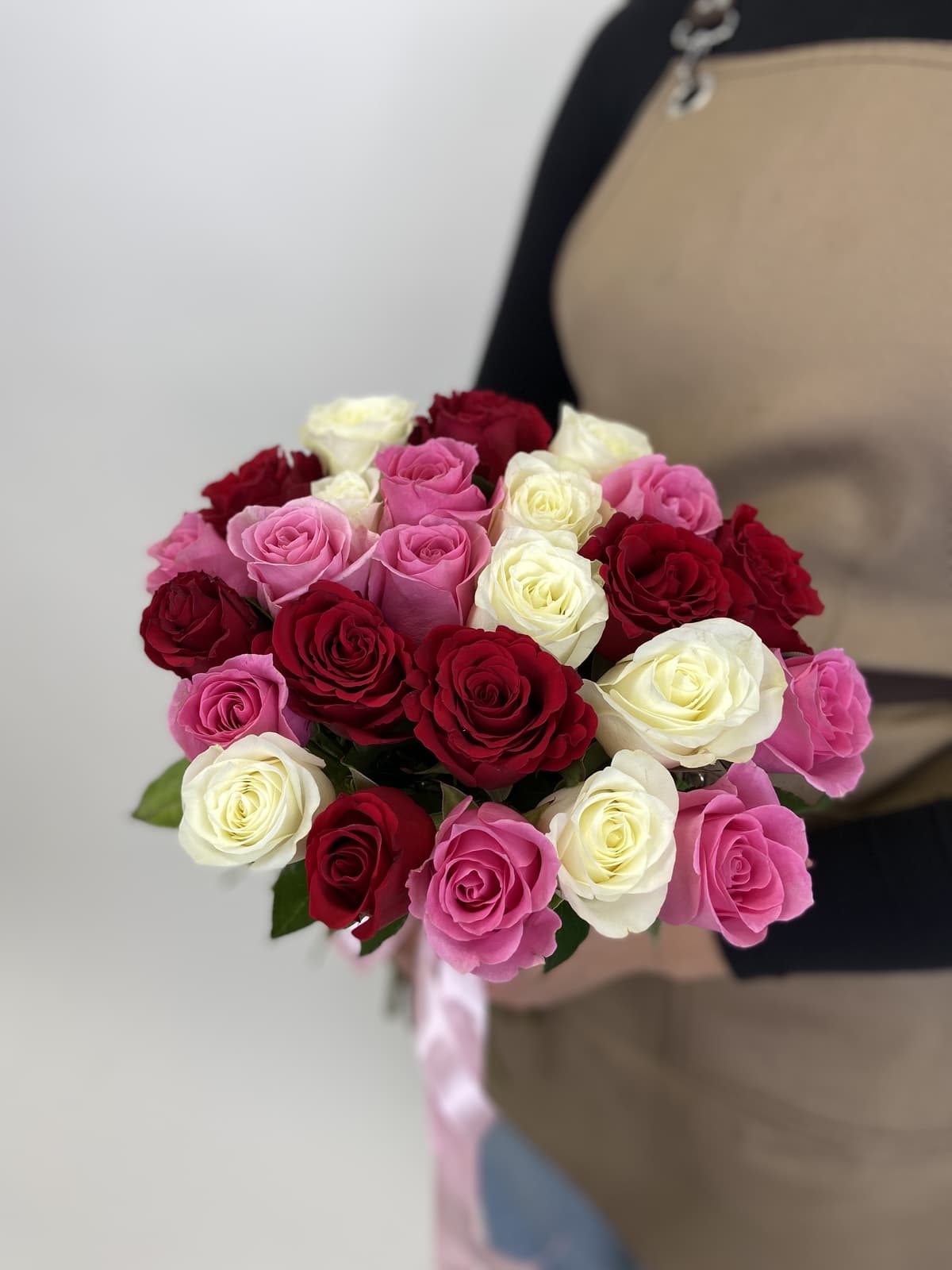 Оригинальный букет из 25 роз Кения микс 35-40см