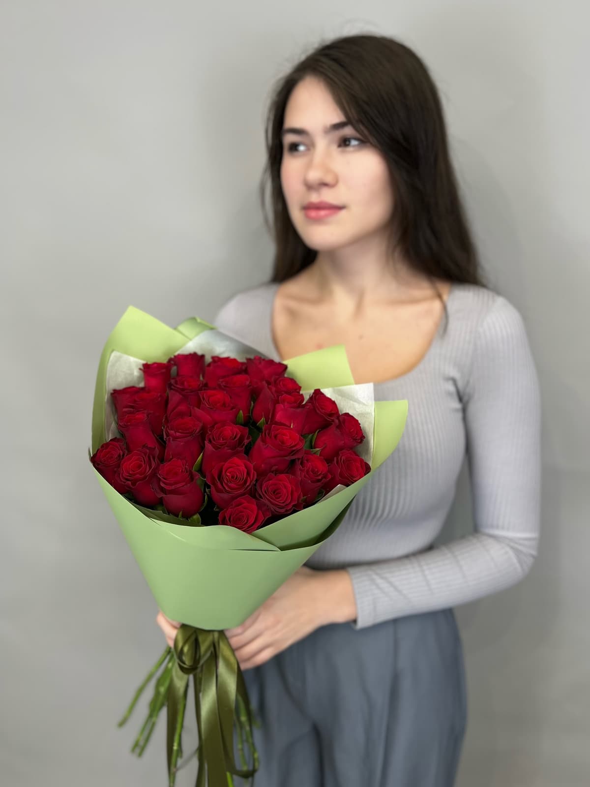 Цветочный букет из 25 стандартных красных роз 50 см в упаковке