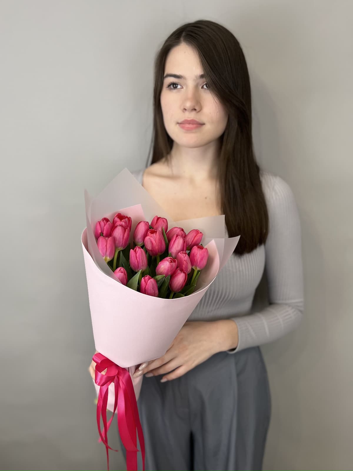 Букет из 25 ярко розовых тюльпанов в фоамиране