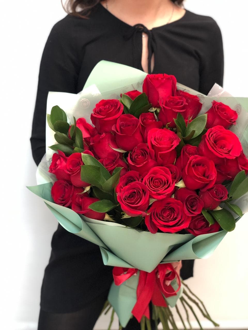Букет из 35 красных Роз Эквадор с зеленью в матовой бумаге 90 см