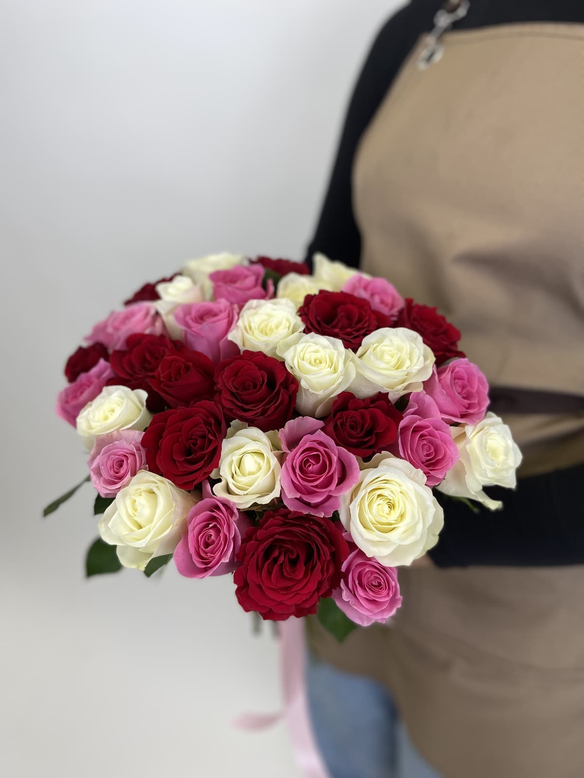 Красочный букет из 35 роз Кения микс 35-40см