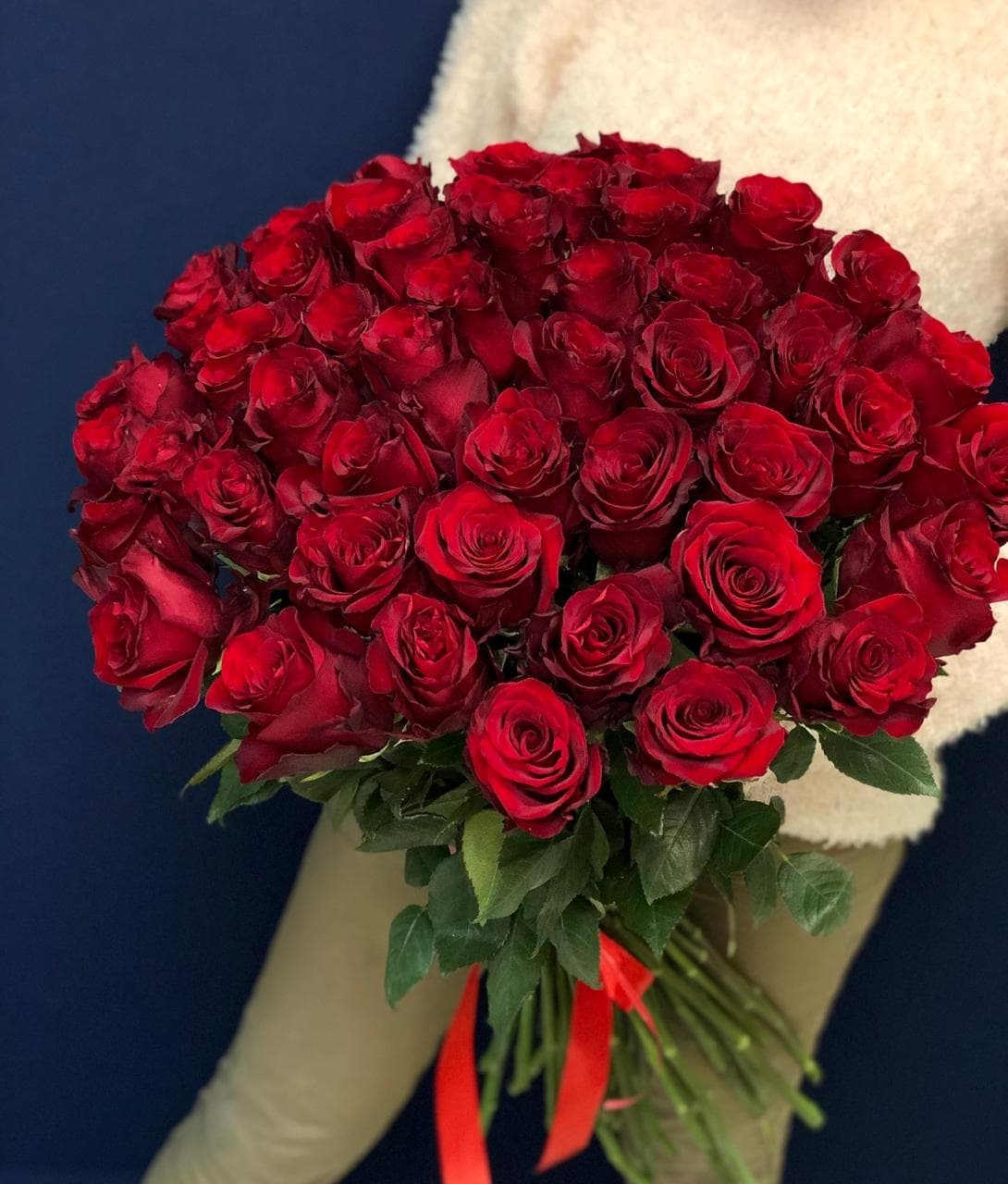Весенний букет из 51 красной розы Эквадор 60 см