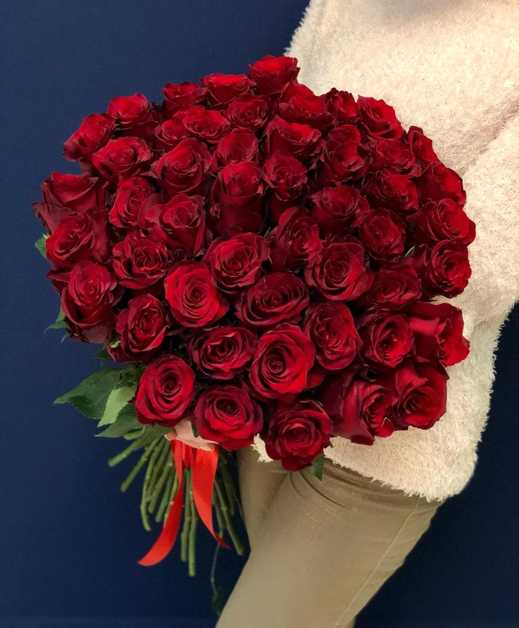 Весенний букет из 51 красной розы Эквадор 60 см