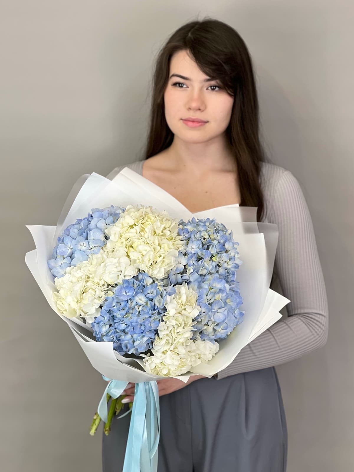 Праздничный букет из 7 гортензиий "Небесно-голубой"